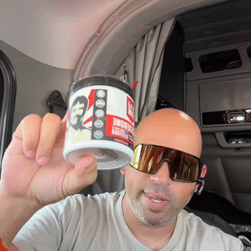Cliente de Hisola en la cabina de su camioneta