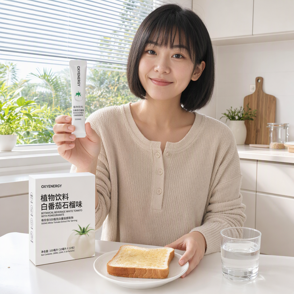 一位约27岁的华人女性梳低马尾、穿浅绿色棉质家居服,在晨光厨房里一边吃早餐一边把两袋产品放进帆布便当袋,手边是白银色全息包装盒。